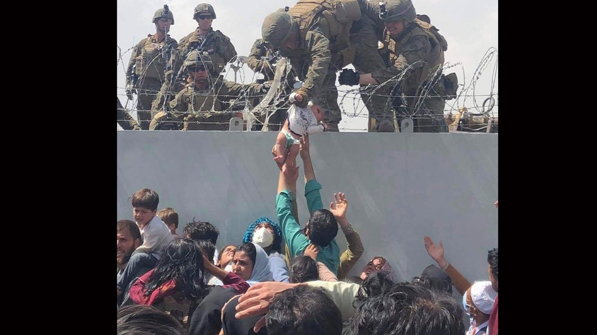 Marinci pomažu bebi u Abbey Gate Afghanistan