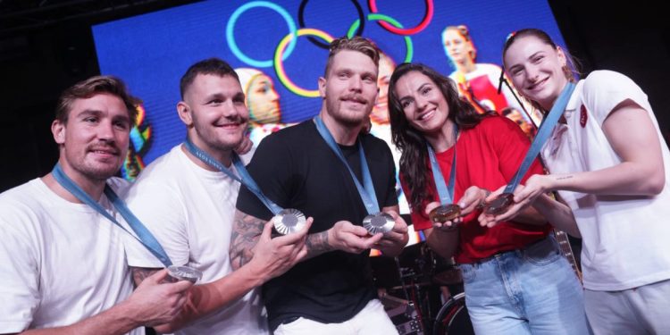 Vaterpolisti tužni što kući nisu donijeli zlato, evo čime ih je publika utješila