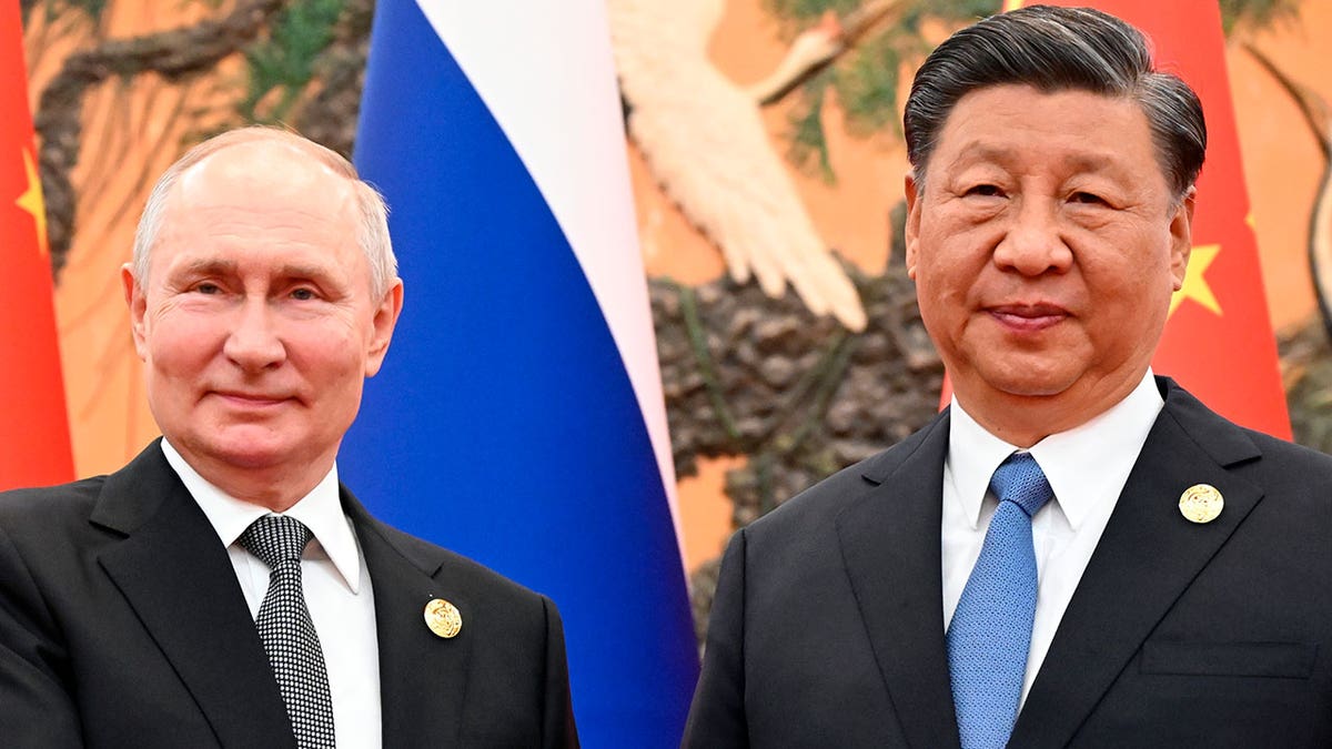 Kineski predsjednik Xi Jinping, desno, i ruski predsjednik Vladimir Putin