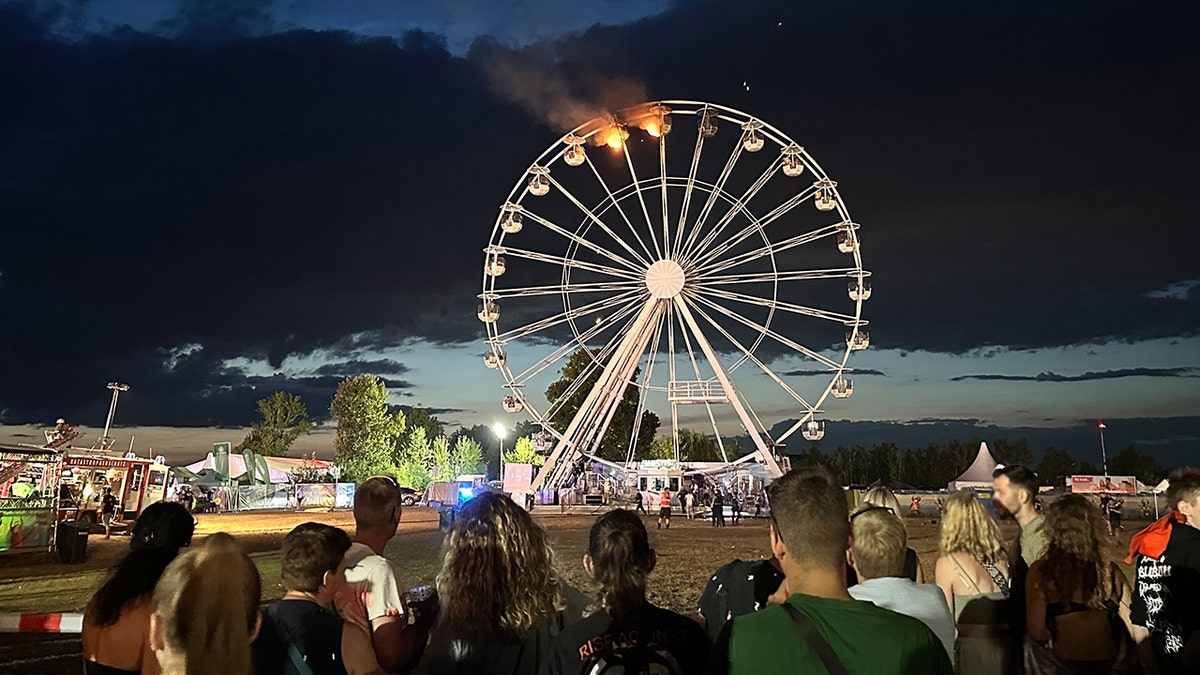 Promatrači gledaju kako panoramski kotač nastavlja gorjeti