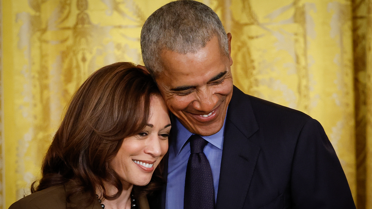 Obama i Harris se grle