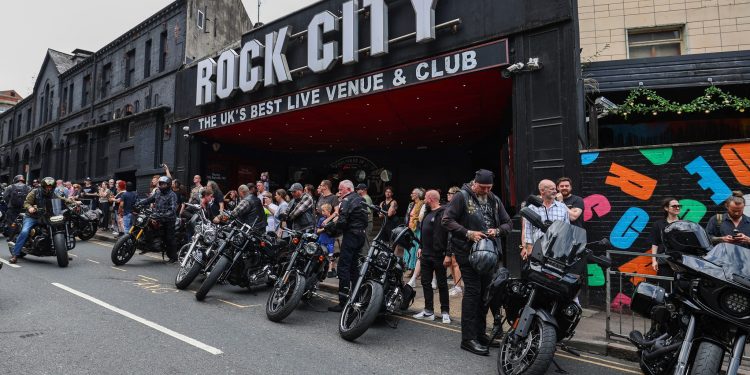 POČAST LEMMYJU Konvoj od 55 bajkera na Harleyima pratili bistu s pepelom frontmena Motörheada | NACIONAL.HR