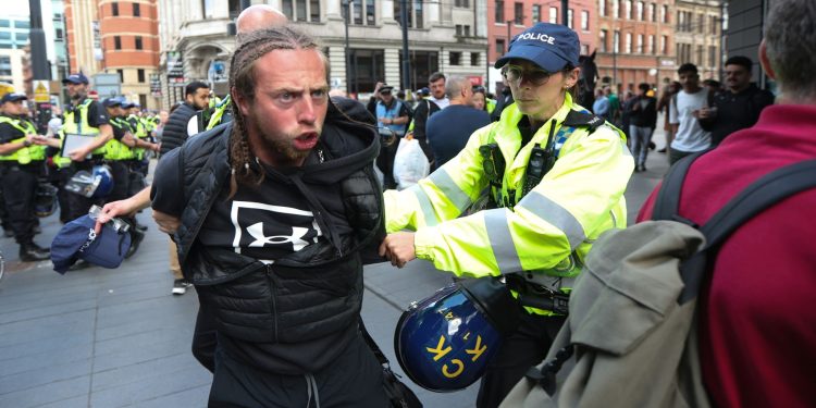 KAOS U BRITANIJI U žestokim neredima ozlijeđeni policajci. Prosvjednici bacaju boce, jaja, limenke, cigle… | NACIONAL.HR