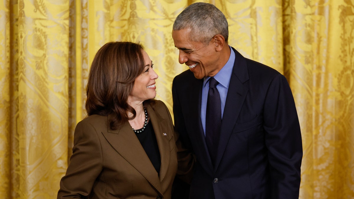 (LR) Potpredsjednica Kamala Harris i bivši predsjednik Barack Obama