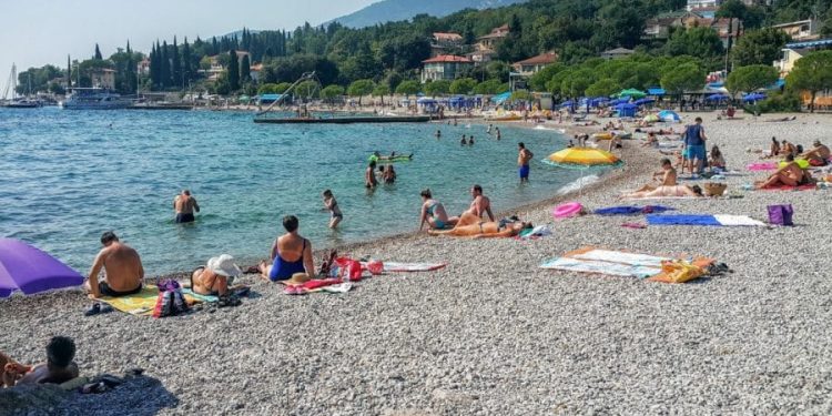 U Ičićima onečišćeno more!