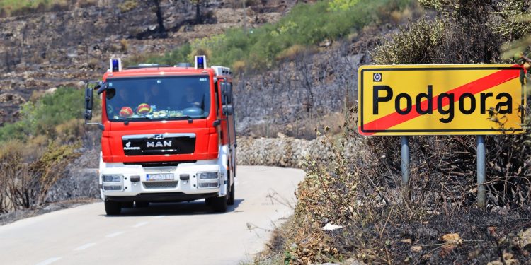 PUNO POMOGLA, ALI… Ni kiša nije potpuno ugasila požare u Tučepima i u Vinišću | NACIONAL.HR