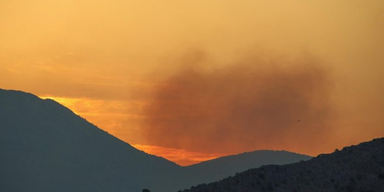 Zbog požara zatvorena cesta Žrnovnica-Tugare