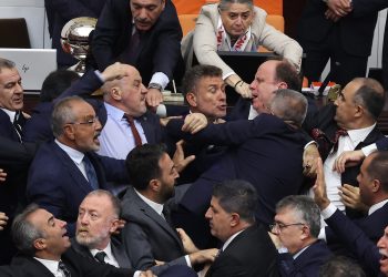MAKLJAŽA! Tučnjava u turskom parlamentu: Najveći teroristi su oni koji sjede na ovim mjestima! | NACIONAL.HR