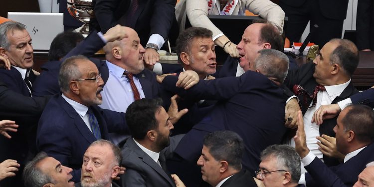 MAKLJAŽA! Tučnjava u turskom parlamentu: Najveći teroristi su oni koji sjede na ovim mjestima! | NACIONAL.HR