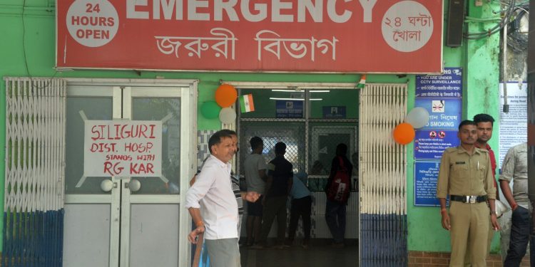 KAOS U ZDRAVSTVU Liječnici u Indiji u štrajku zbog ubojstva kolegice, primaju samo hitne slučajeve | NACIONAL.HR