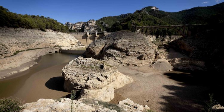 OGROMNA SUŠA I POTROŠNJA Turisti i lokalci čekaju u redovima za pitku vodu | NACIONAL.HR