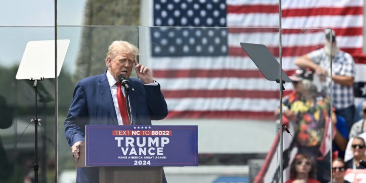 ‘NA PRAGU SMO SVJETSKOG RATA’ Trump održao govor u Sjevernoj Karolini iza neprobojnog stakla | NACIONAL.HR