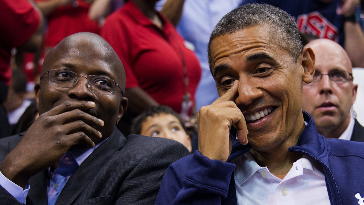 Reggie Love i Barack Obama sjede jedan pored drugog