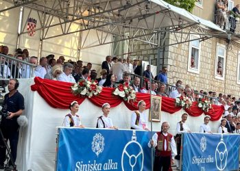 Tko je sve danas u svečanoj loži u Sinju? Neki političari izveli su svoje supruge na Alku