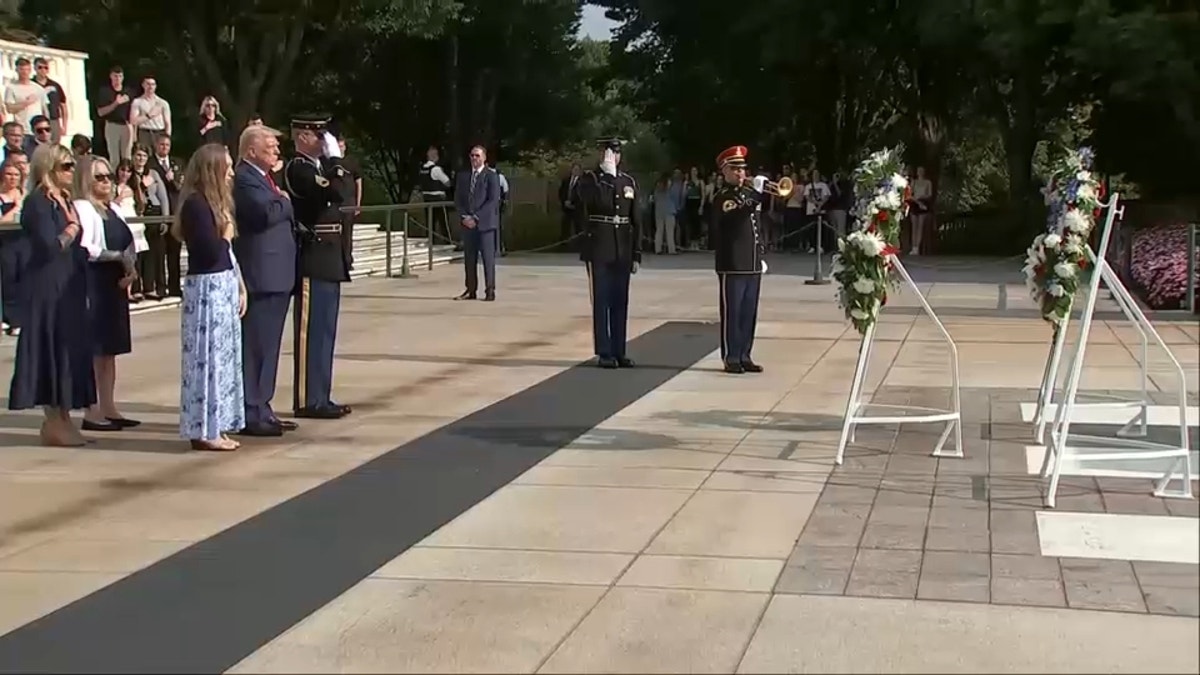 Trump stavlja ruku na srce dok svira glazba