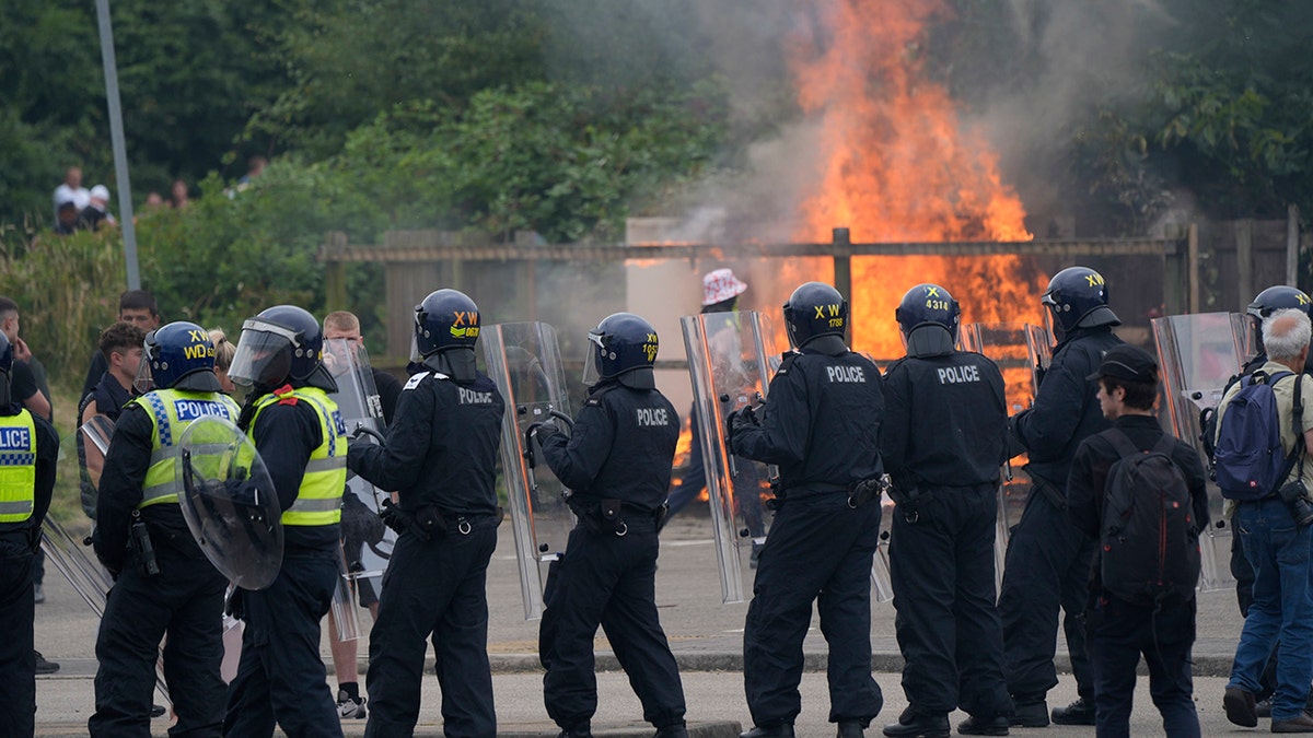 Policajci blokiraju prosvjednike 