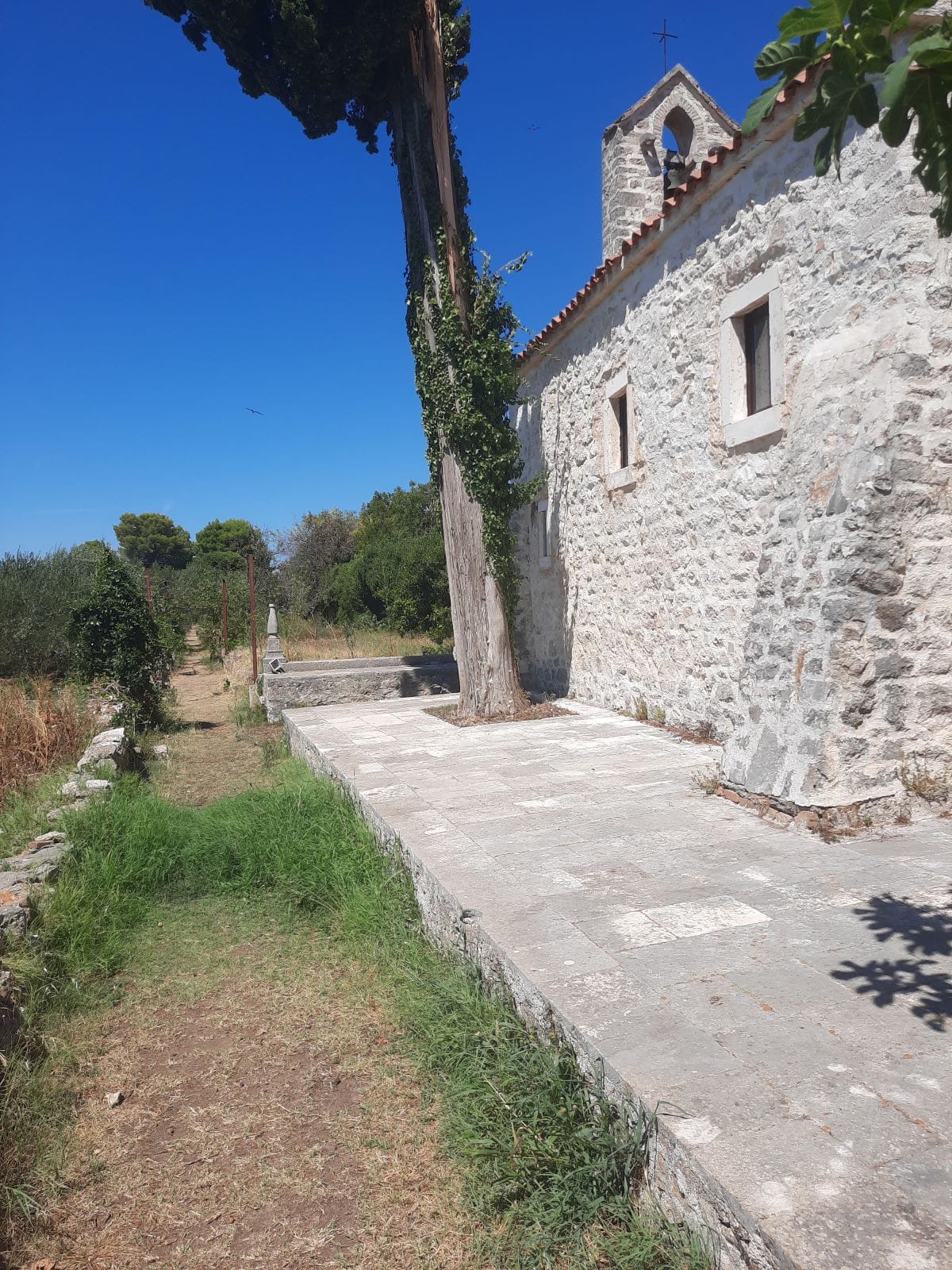 Sramota na otočiću Ošljaku: "Uskoro je Velika Gospa, a do crkve jedino u čizmama, septička jama se izlijeva uokolo"