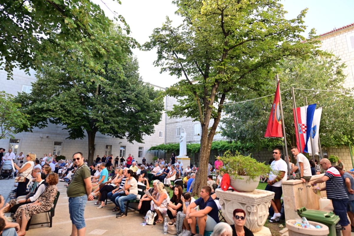 velika gospa sinj gospin zezen roko  38