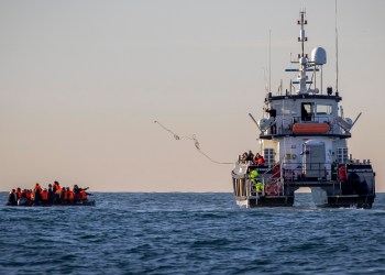 10 mrtvih, drugi ozlijeđeni nakon što se brod s migrantima navodno prevrnuo u kanalu
