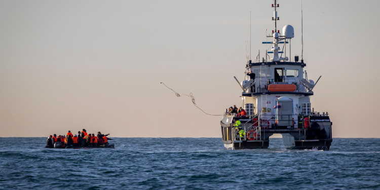 10 mrtvih, drugi ozlijeđeni nakon što se brod s migrantima navodno prevrnuo u kanalu
