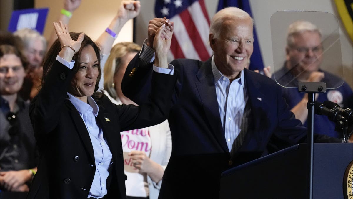 Biden i Harris dižu ruke na kampanji