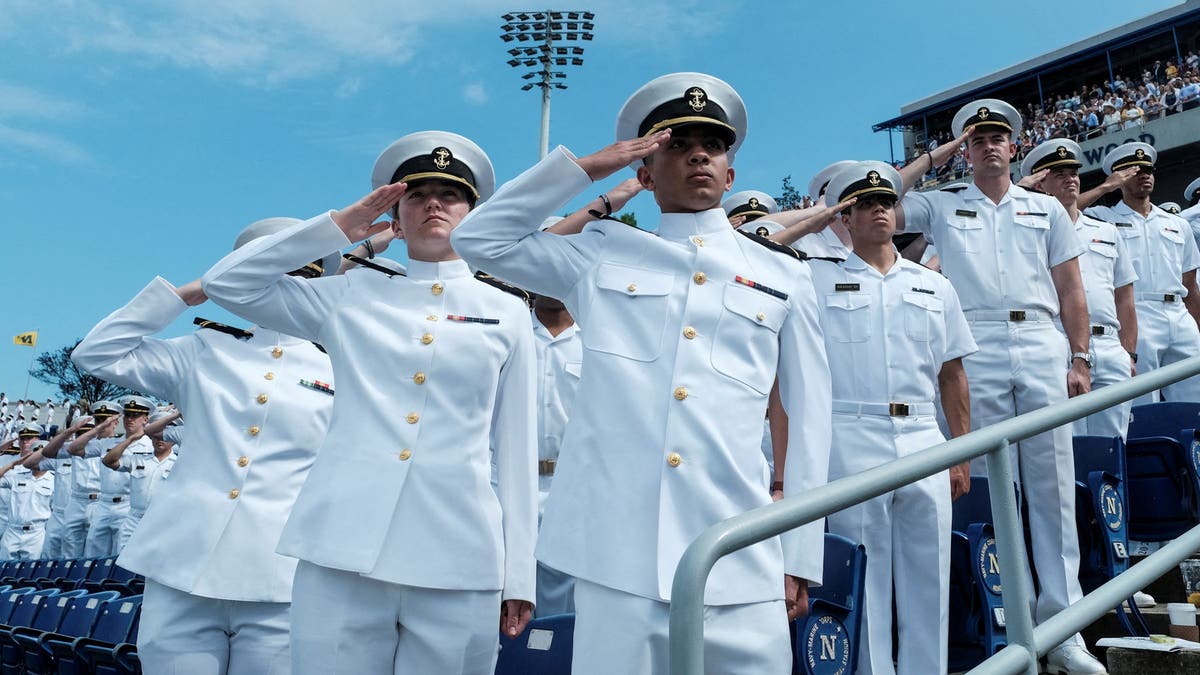 Vezija pozdravlja tijekom ceremonije puštanja u službu i diplomiranja na Američkoj pomorskoj akademiji u Annapolisu, Maryland, 24. svibnja 2024.