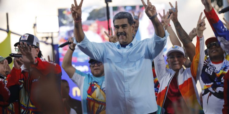 Uranjena božićna drvca: Maduro u Venezueli pomaknuo blagdan