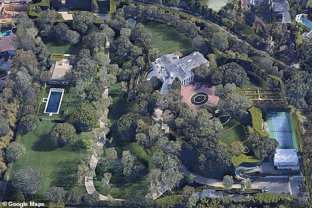Poslovni čovjek posjeduje i kuću na Beverly Hillsu (na slici) koja košta vrtoglavih 165 milijuna dolara. Smatra se da par živi zajedno na imanju