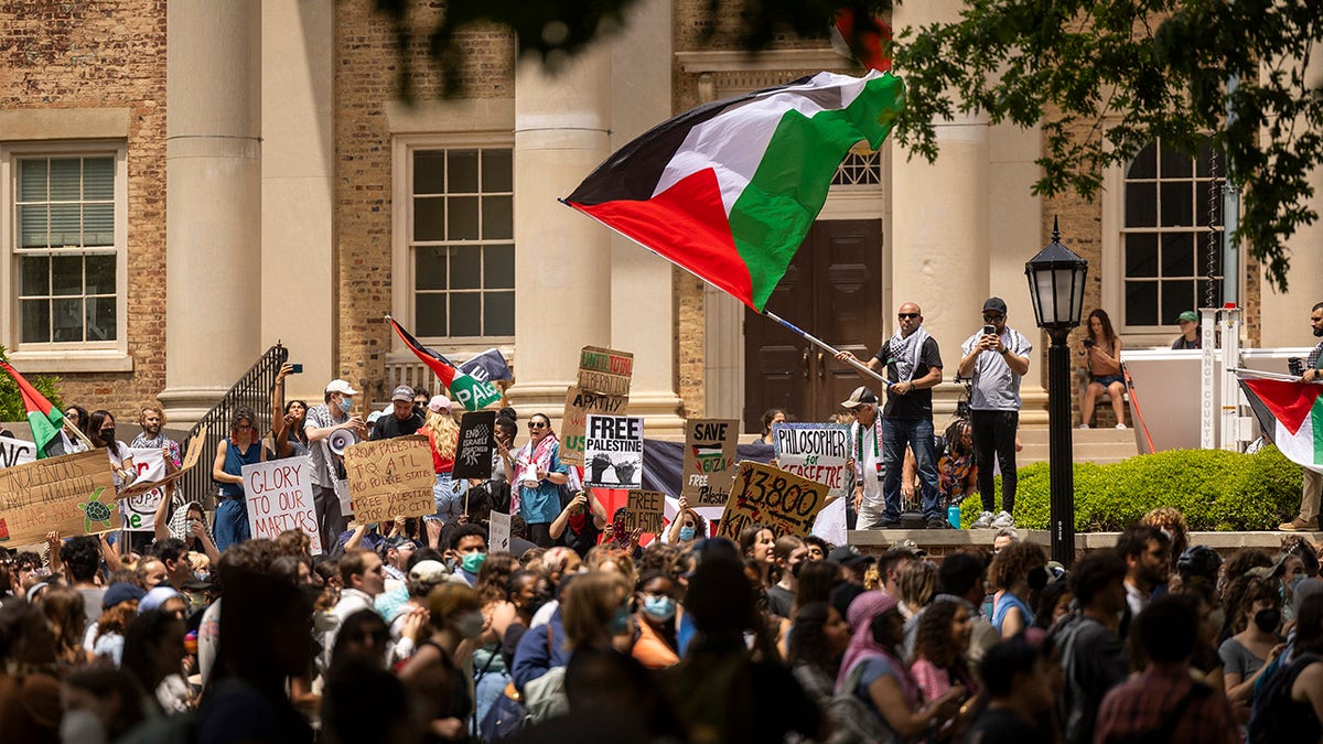 Protuizraelski prosvjednici mašu palestinskom zastavom na UNC Chapel Hillu