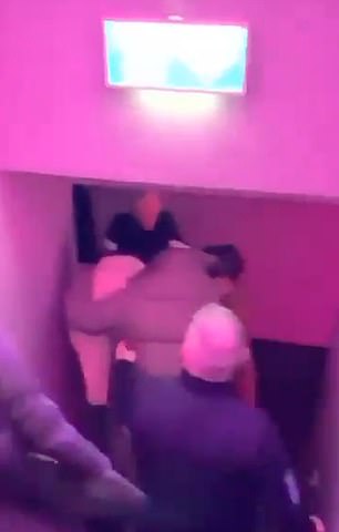 Napadač je nakon toga odmaknut od kamera jer je ušao u bar