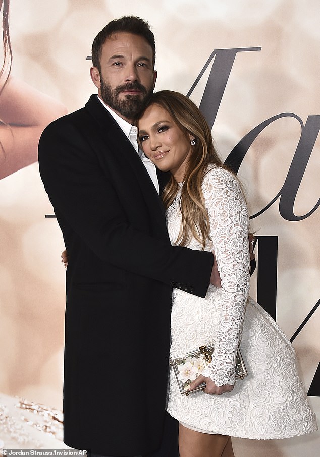 Njihov izlazak dolazi usred insajderskih tvrdnji da su Ben i njegova bivša žena Jennifer Lopez fokusirani na svoju djecu usred njihovog kompliciranog razvoda; Ben i Jennifer viđeni 2022