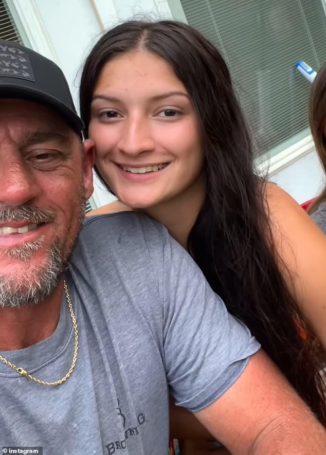 Dufrene na fotografiji s Welshovom kćeri Alanom, 20, koja živi s njim u kući iz djetinjstva koju je obnovio