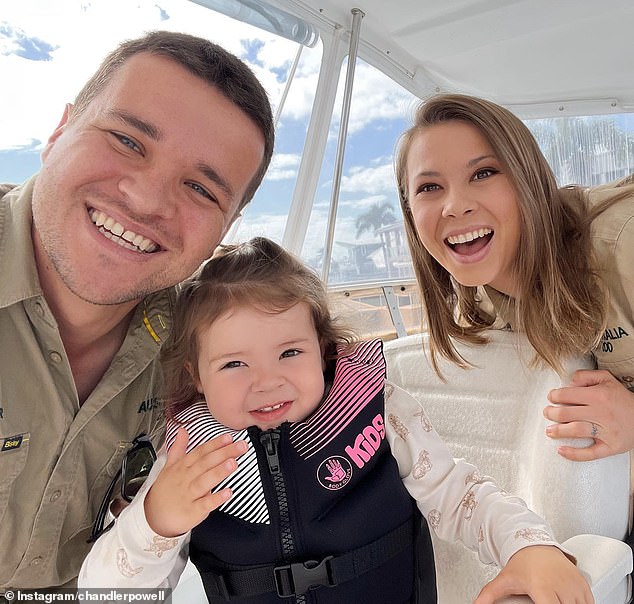 Bindi Irwin otkrila je kako je njezin suprug Chandler Powell uvijek uz nju dok se bori s teškom endometriozom. Na slici s njihovom kćeri