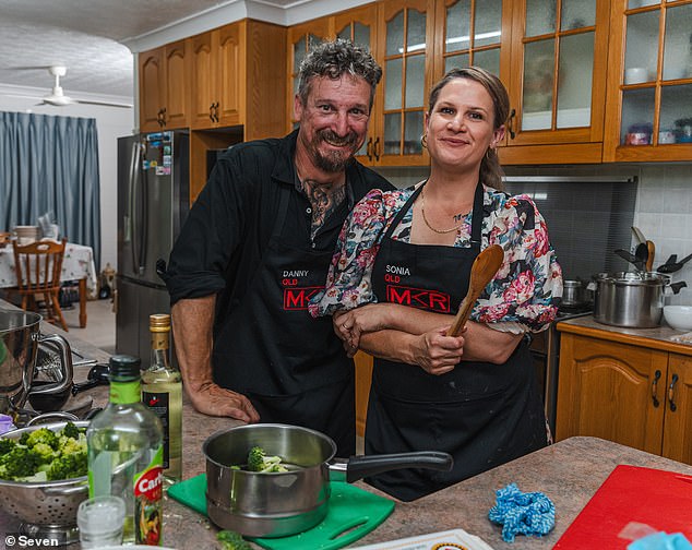 U epizodi od ponedjeljka brat i sestra Danny i Sonia iz Townsvillea otvorili su svoj Instant restoran nadahnut pubom, The Broasis. Na slici