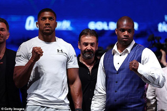 Anthony Joshua (lijevo) izjavio je da je 'prošao kroz puno boli' od poraza od Oleksandra Usyka