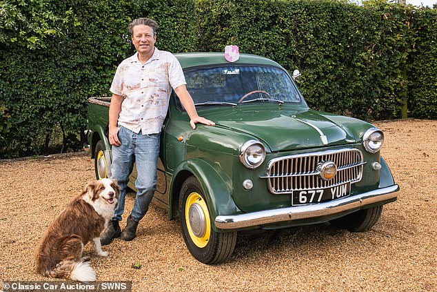 Jamie Oliver pozira sa svojom serijom FIAT 1100/103 iz 1955. koja je, prikladno, dolazila s originalnom registarskom pločicom 677 YUM