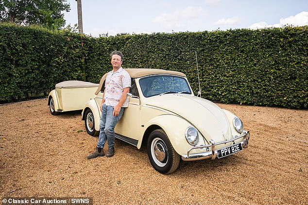 Jamie Oliver i njegov VW Beetle 1500 kabriolet iz 1967. koji dolazi s prilagođenom prikolicom