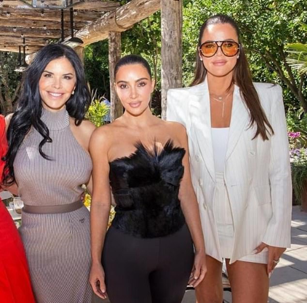 Kim i Khloe Kardashian ovog su tjedna bile dobre prijateljice Lauren Sanchez. Zvijezde reality TV programa dotjerale su se za zabavu kako bi pomogle budućoj gospođi Jeff Bezos proslaviti predstavljanje svoje nove knjige Muha koja je odletjela u svemir