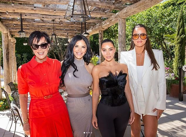 Kimina i Khloeina mama Kris Jenner viđena je sasvim lijevo u crvenoj haljini