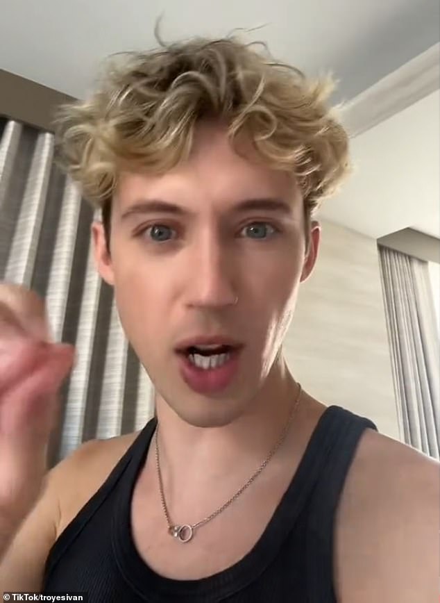 Troye Sivan označio je tvrdnje da je samo na turneji s Charlijem XCX kako bi upoznao ljude na Grindru kao 'istinski homofob'