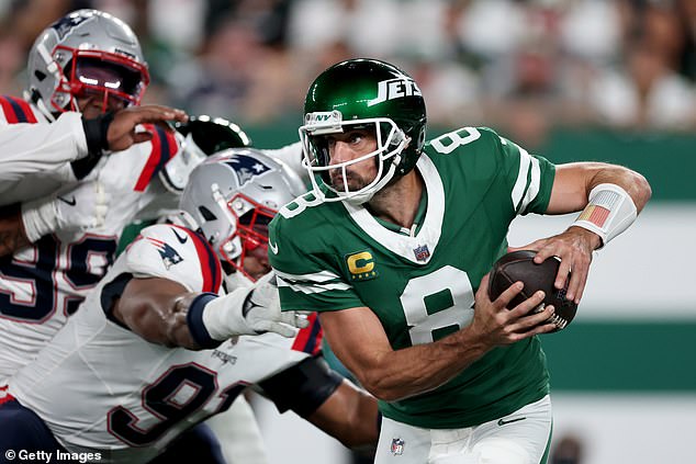 Jets QB Aaron Rodgers bori se protiv New England Patriotsa tijekom druge četvrtine