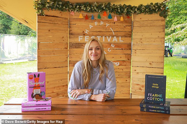 Fearne Cotton (na slici) pozira u vrtovima Chiswick sa svojim nedavno objavljenim romanom Scripted