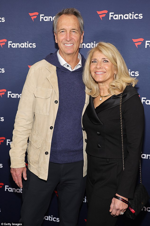 Cris Collinsworth (L) i Holly Bankemper na zabavi Michaela Rubina Fanatics Super Bowl