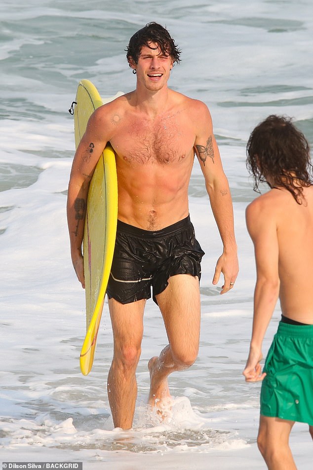 Shawn Mendes izazvao je okretanje glave dok je u petak na plaži u Brazilu razmetao svojom razderanom tjelesnom tjelesnošću