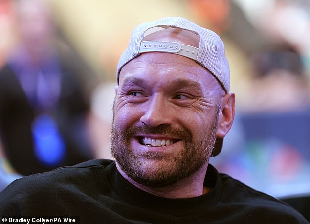 Boksačka legenda Tyson Fury također se pojavio sa svojim sinom Tommyjem, koji je izviždan kada se pojavio na stadionu nakon razlaza s Molly-Mae Hague