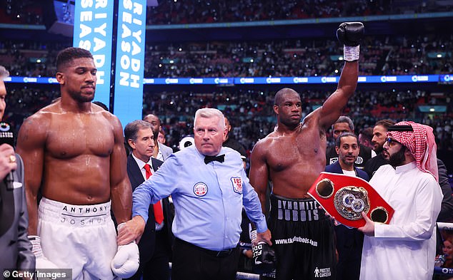 Daniel Dubois (desno) nokautirao je Anthonyja Joshuu (lijevo) u petoj rundi njihove borbe za naslov IBF prvaka u teškoj kategoriji na stadionu Wembley u subotu navečer