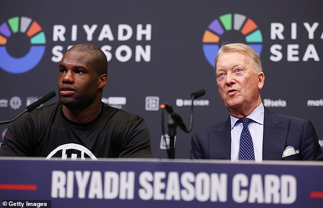 Njegov kolega promotor Frank Warren (desno) obećao je britanski odgovor na Marvina Haglera protiv Thomasa Hearnsa i okršaj na Wembleyju.