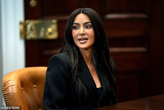 U iznenađujućem posjetu popravnoj ustanovi Richard J. Donovan u blizini San Diega, Kim Kardashian susrela se s Erikom i Lyleom Menéndez, ozloglašenim po svom visokoprofilnom suđenju za ubojstvo 1990-ih; (na slici travanj)