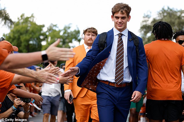 Arch Manning iz Texas Longhornsa pozdravlja navijače na putu do stadiona u subotu