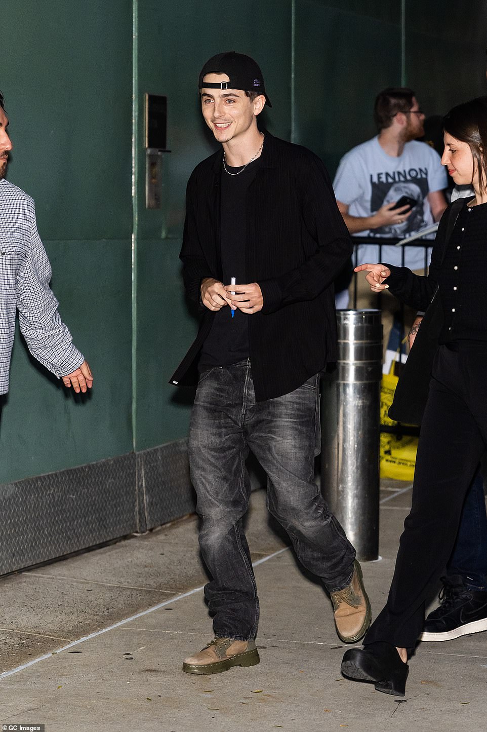 Francusko-američki glumac (28) - koji je u vezi s Kylie Jenner - ukombinirao je svoj izgled sa žutosmeđim čizmama i zlatnim lancem. Chalamet je zabacio kapu unazad i činilo se da je dobro raspoložen dok je davao autograme svojim kolegama